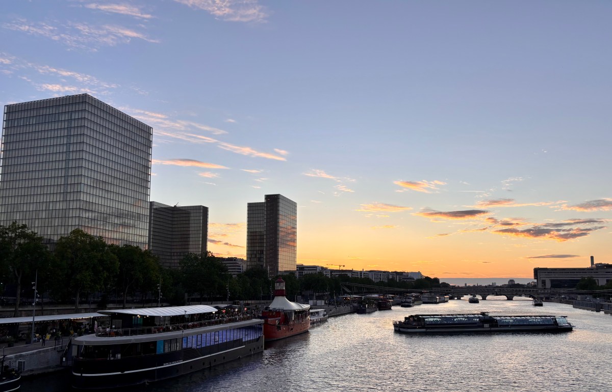 Sous le ciel de Paris / 61